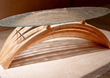 La exposición de diseñadores emiratíes muestra a 24 creativos locales emergentes