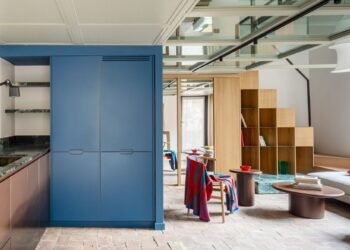 StudioTamat transforma el «villino» de Roma con suelos de cristal y techos de espejos