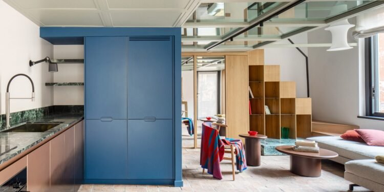 StudioTamat transforma el «villino» de Roma con suelos de cristal y techos de espejos