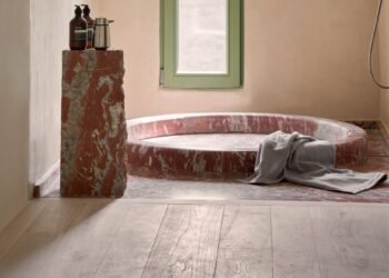 Siete baños con materiales contrastantes que rechazan la uniformidad