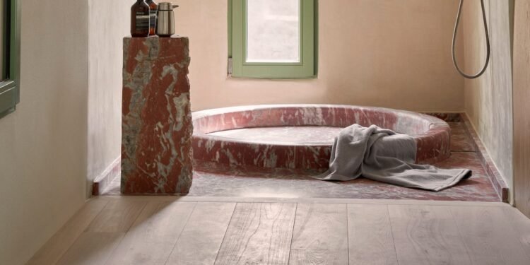 Siete baños con materiales contrastantes que rechazan la uniformidad