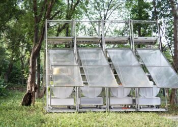 Office for Roundtable crea un invernadero expandible con lados que se abren