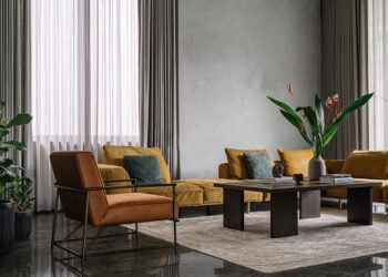 La villa monocromática de Studio Nilasha encuentra calidez en la moderación