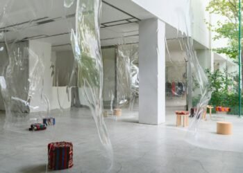 Ichio Matsuzawa crea una barra «única» con vidrio acrílico ondulado