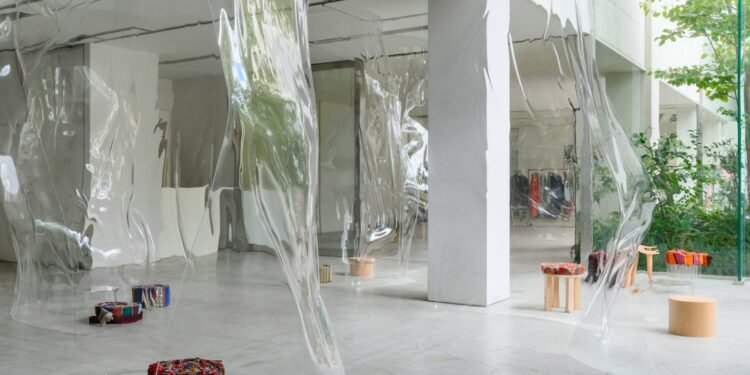 Ichio Matsuzawa crea una barra «única» con vidrio acrílico ondulado