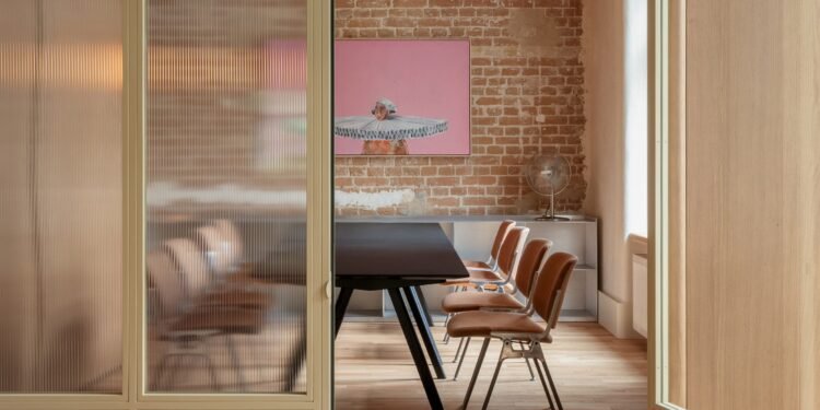 Ater Architects renueva su agencia creativa para que parezca más un apartamento