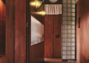 Bétyle Studio transforma una histórica granja francesa con mamparas de madera y vidrio