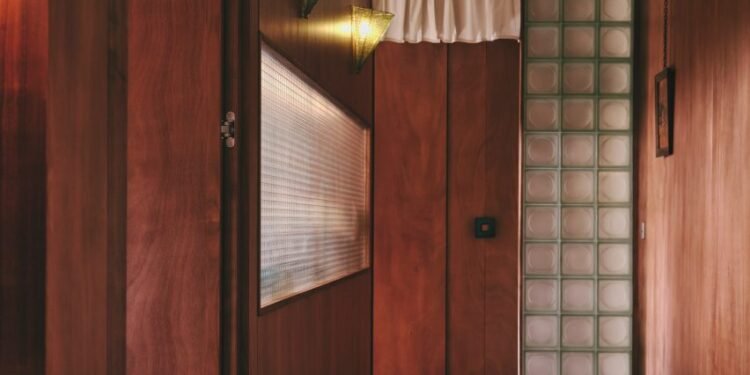 Bétyle Studio transforma una histórica granja francesa con mamparas de madera y vidrio