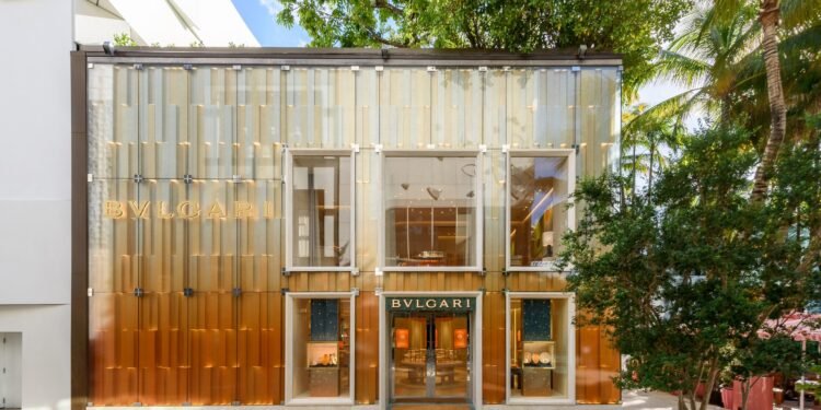 Los tonos del atardecer animan la boutique Bulgari del Miami Design District