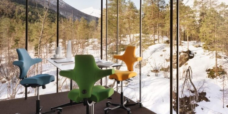 La silla operativa HÅG Capisco de Flokk entre los 12 nuevos productos en Dezeen Showroom