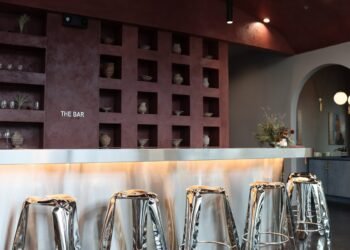 Duett Interiors diseña un salón de manicura y un espacio de residencia para artistas en Detroit