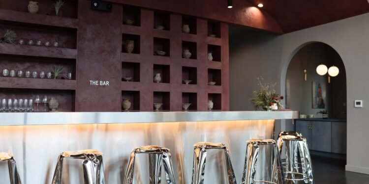 Duett Interiors diseña un salón de manicura y un espacio de residencia para artistas en Detroit