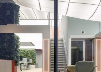 Cisarstudio crea "ala de ballena" Instalación de iluminación para la renovación de la oficina de Praga.