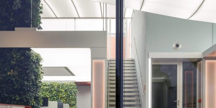 Cisarstudio crea "ala de ballena" Instalación de iluminación para la renovación de la oficina de Praga.