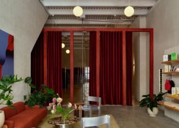 Office of Tangible Space completa un estudio de danza con los «postes más altos» en Nueva York