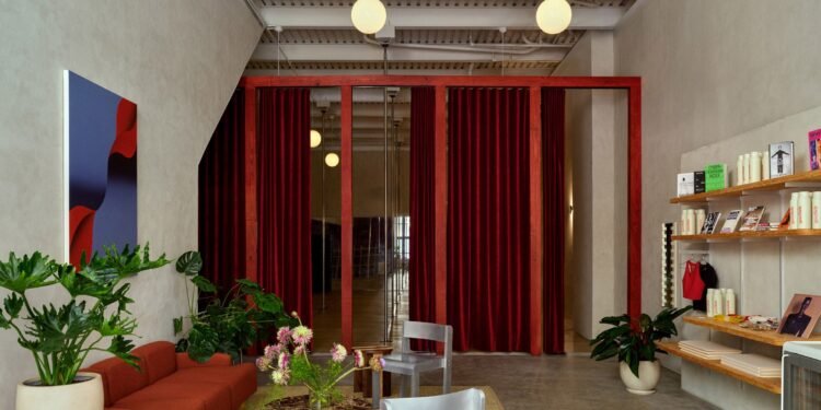 Office of Tangible Space completa un estudio de danza con los «postes más altos» en Nueva York