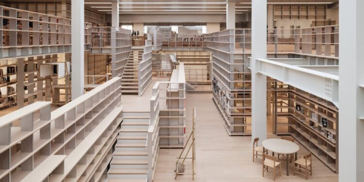 Kazunari Sakamoto crea una biblioteca de arte en el museo de Shanghai para Chanel