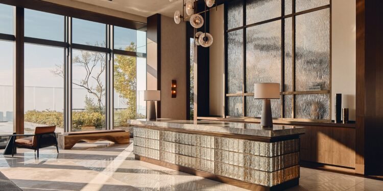 El hotel rascacielos Fairmont Tokyo «desdibuja los límites entre el interior y el exterior»