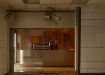 EBBA diseña una cafetería en Londres para que actúe como «refugio momentáneo»