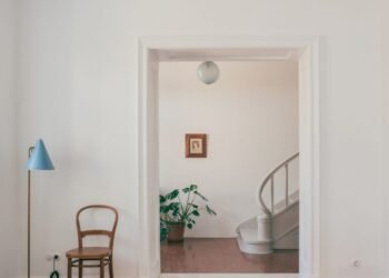 Local Local completo "contemporáneo y juguetón" renovación de una casa neoclásica en Atenas