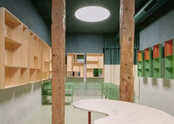 Lucas y Hernández-Gil hace referencia al «mundo clásico» para la tienda Laconicum