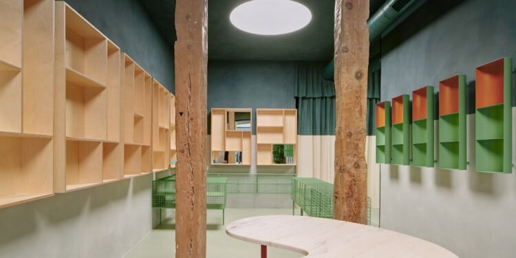 Lucas y Hernández-Gil hace referencia al «mundo clásico» para la tienda Laconicum