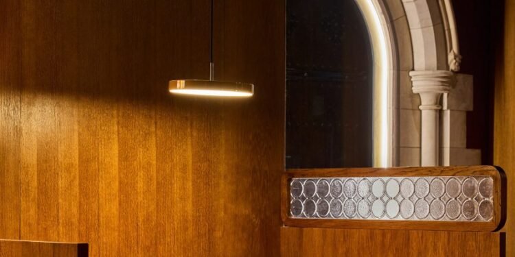 El colorido restaurante Motorino ofrece un vistazo a la vecina capilla de Fitzrovia