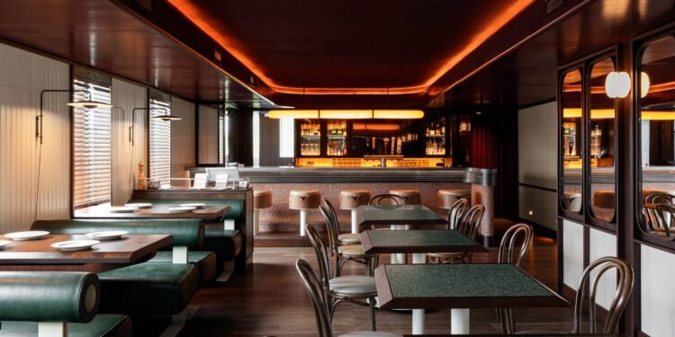 MRDK diseña una pizzería en Toronto con una atmósfera de arriba y abajo