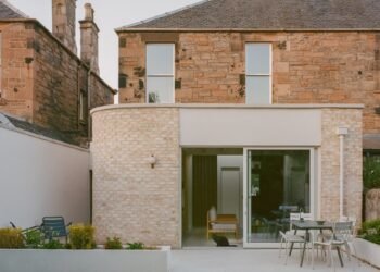 Pend agrega una extensión de ladrillo curvo a una casa victoriana en Edimburgo