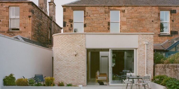 Pend agrega una extensión de ladrillo curvo a una casa victoriana en Edimburgo