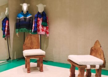 Sheep Inc combina paredes de corcho y lana para "tienda de ovejas bandera"