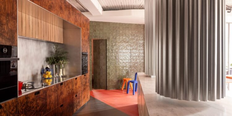 Tabula Studio combina suelos rojos y detalles trampantojo en la oficina de Bilbao