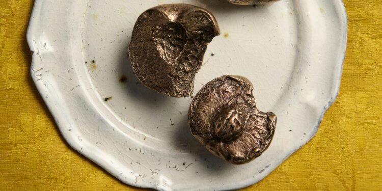 Luca Guadagnino evoca Llámame por tu nombre con pisapapeles color melocotón