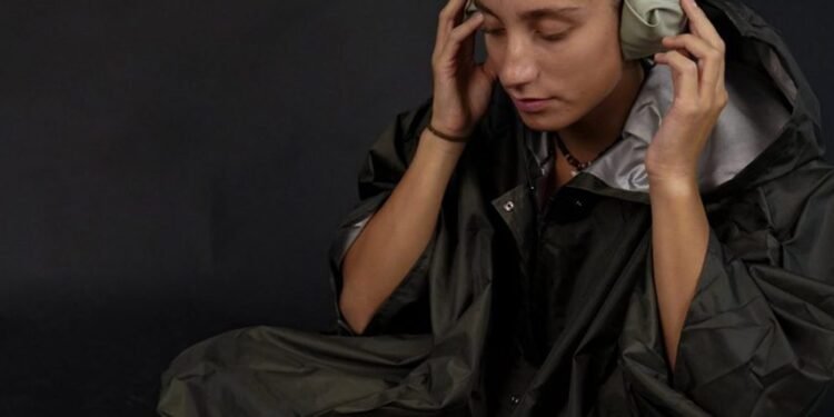 Estudiantes libaneses crean auriculares que bloquean el ruido de los drones y más diseños para la vida en situaciones de conflicto