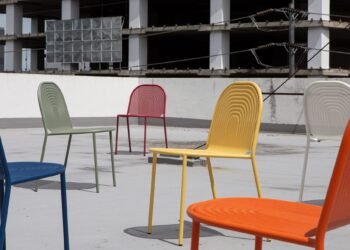 Las 12 sillas navideñas de Dezeen Showroom