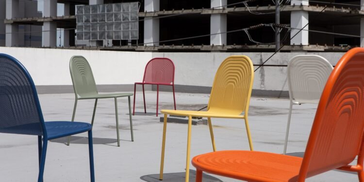 Las 12 sillas navideñas de Dezeen Showroom