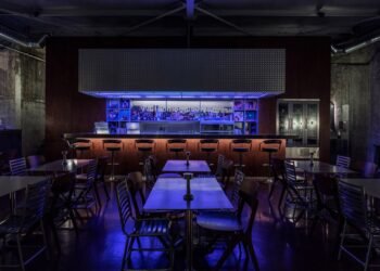 El restaurante industrial Voulkanizater de Atenas cuenta con llantas