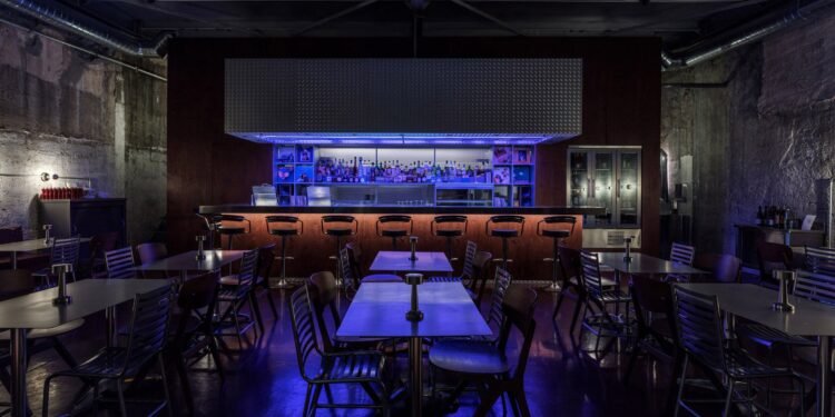 El restaurante industrial Voulkanizater de Atenas cuenta con llantas