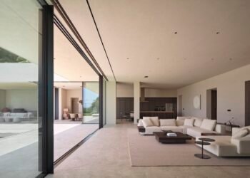 El arquitecto Cubo Design construye una casa alrededor de la luz del agua