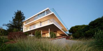 Swatt + Partners dan forma a una casa en la ladera de una colina con vistas a la bahía de San Francisco