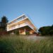 Swatt + Partners dan forma a una casa en la ladera de una colina con vistas a la bahía de San Francisco