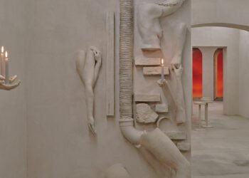 Brazos y piernas sobresalen del interior de un bar tipo catacumba en Roma