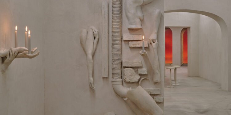 Brazos y piernas sobresalen del interior de un bar tipo catacumba en Roma