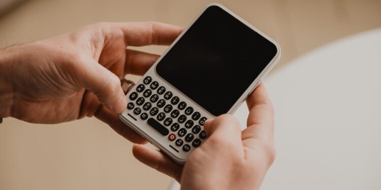 El teléfono Clicks Communicator está diseñado específicamente para mensajería