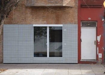 Juan Campanini – Josefina Sposito diseña tienda de vinos cubierta con malla en Argentina