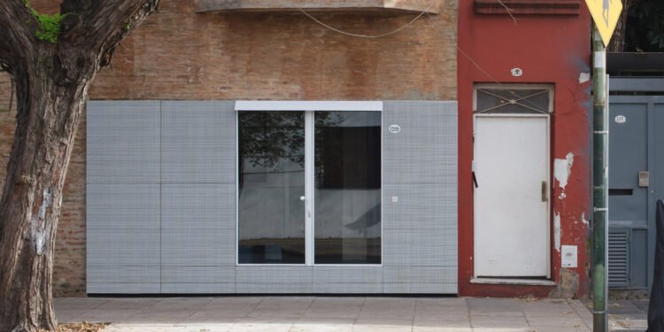 Juan Campanini – Josefina Sposito diseña tienda de vinos cubierta con malla en Argentina