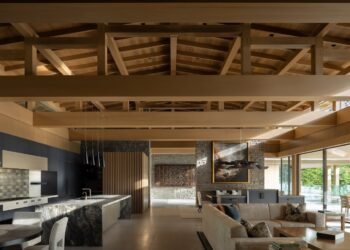 Residencia diseñada para soportar la intemperie a lo largo de la costa de Columbia Británica