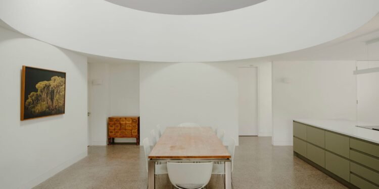 Siete comedores iluminados por vacíos que funcionan como pozos de luz.