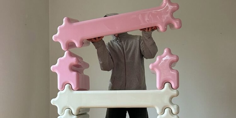 Gustaf Westman crea estantes gruesos basados ​​en rompecabezas entrelazados