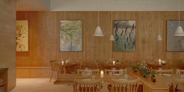 Flynn McGarry crea un interior de comedor «relajado y cálido» en Cove